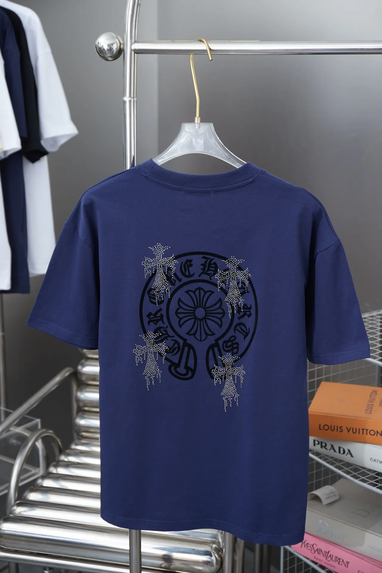 🅿️200 Chrome Hearte 25SS early spring new style, flocking printed hot diamond short sleeves, light luxury, essential item for daily commuting for men and women, correct version, welcome to compare, detailed features · 280 grams of 100% pure cotton double yarn jersey fabric · Special thickened 32 pieces of double-strand 1X1 thread in the same vat custom dyeing · Three-dimensional flocking pattern ➕Imported Australian matte pearl diamonds · Double needle stitching and cross-stitch technology · Original main mark, washed tag, brand moisture-proof paper packaging Color: black/white/blue/burgundy Size: S/M/L/XL